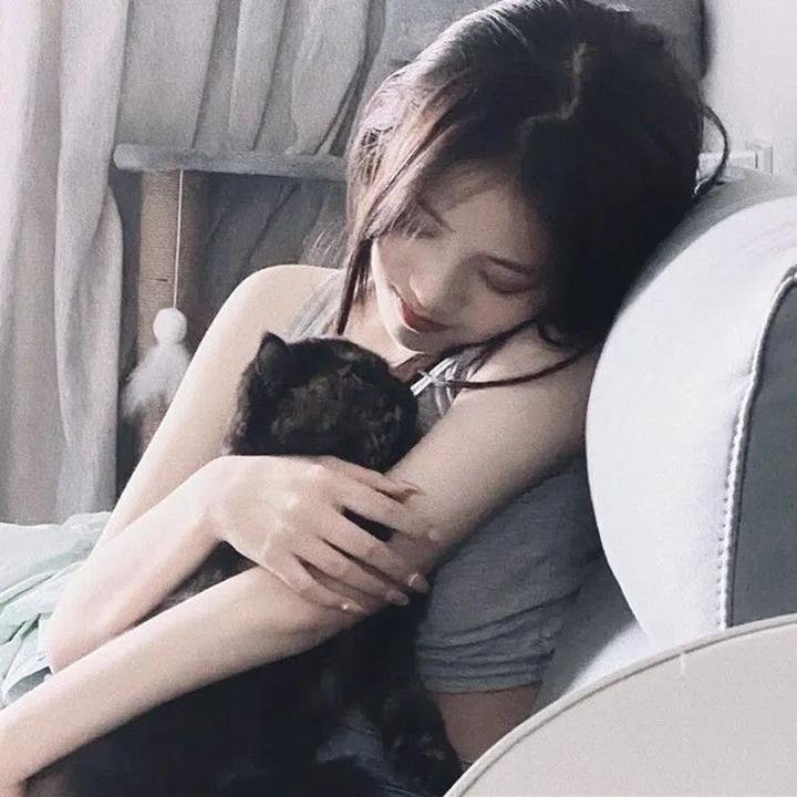 穿风信子蓝的少女